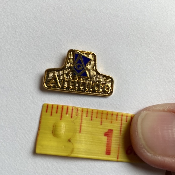 Free mason pin Attitude - Picture 3 of 3